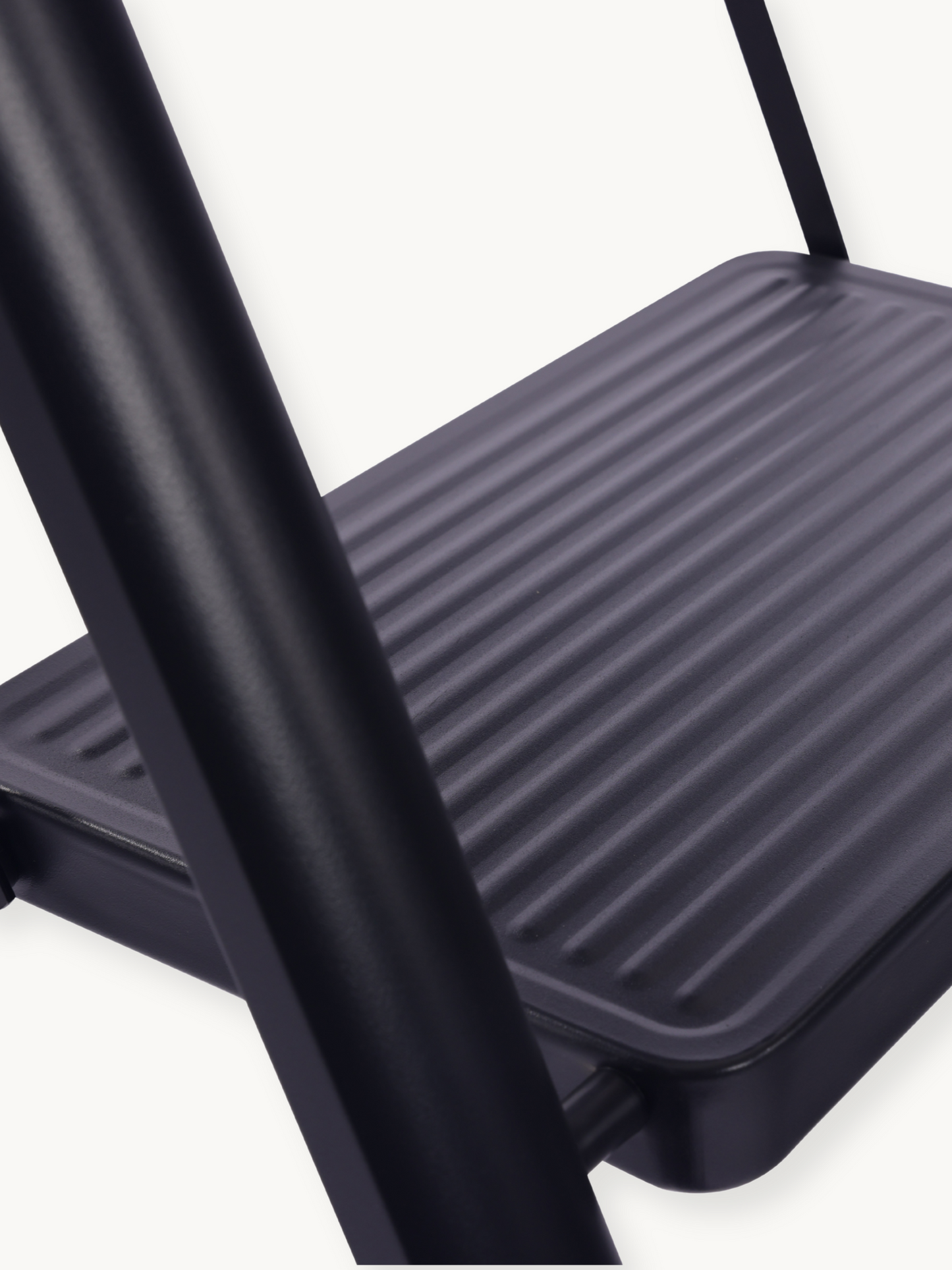 Folding 4-step ladder with anti-slip steps