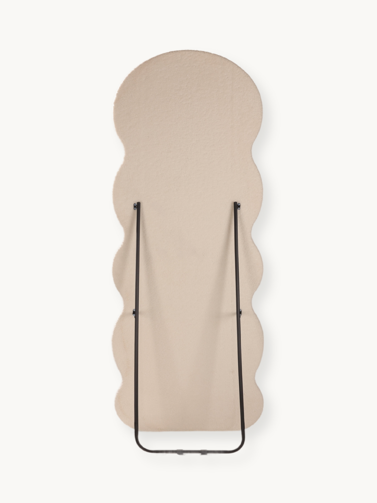 Miroir sur pied ondulé Clara avec revêtement en tissu Teddy