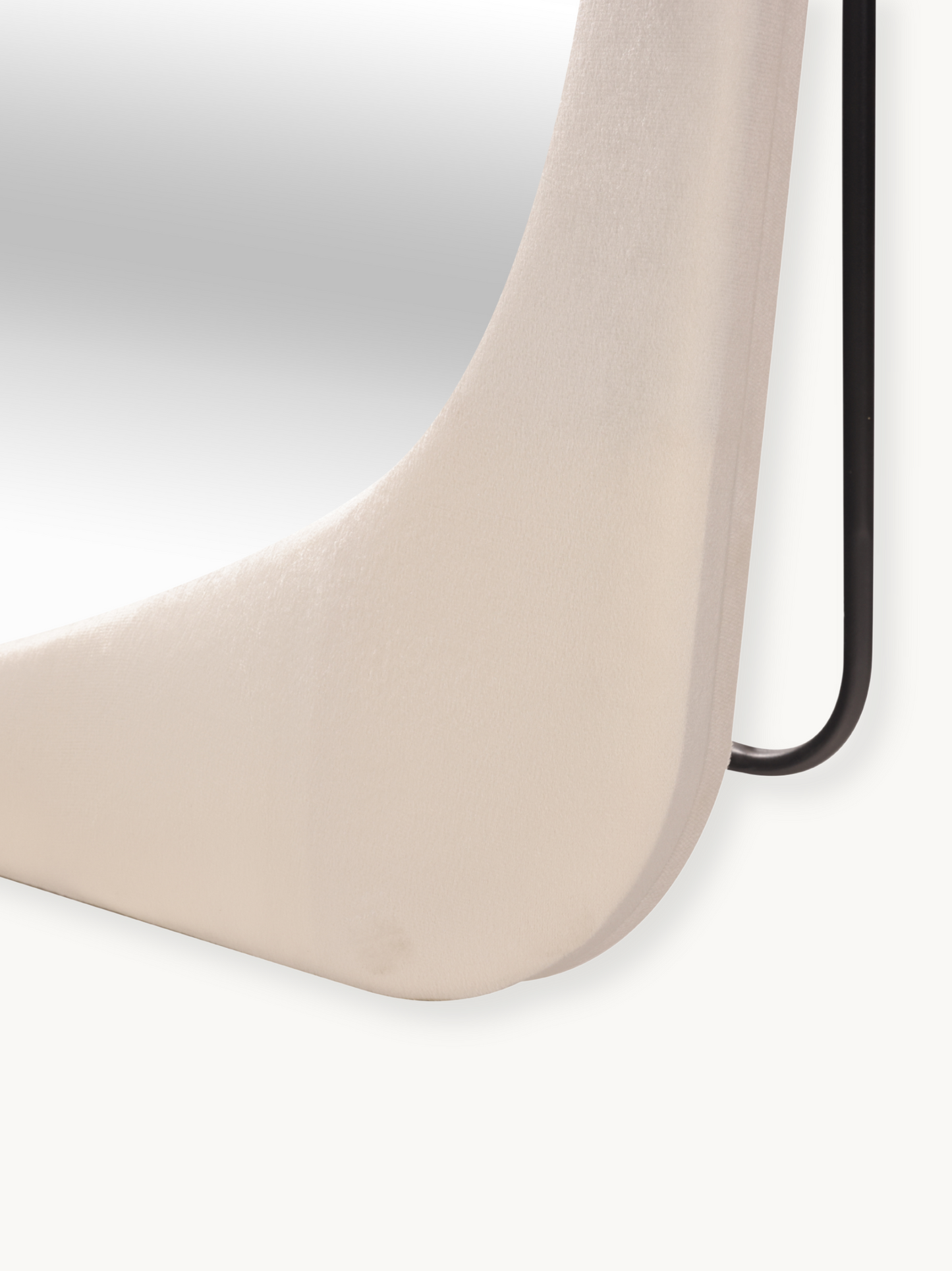 Asymmetrischer Standspiegel Felis mit Wildleder-Samt-Polsterung