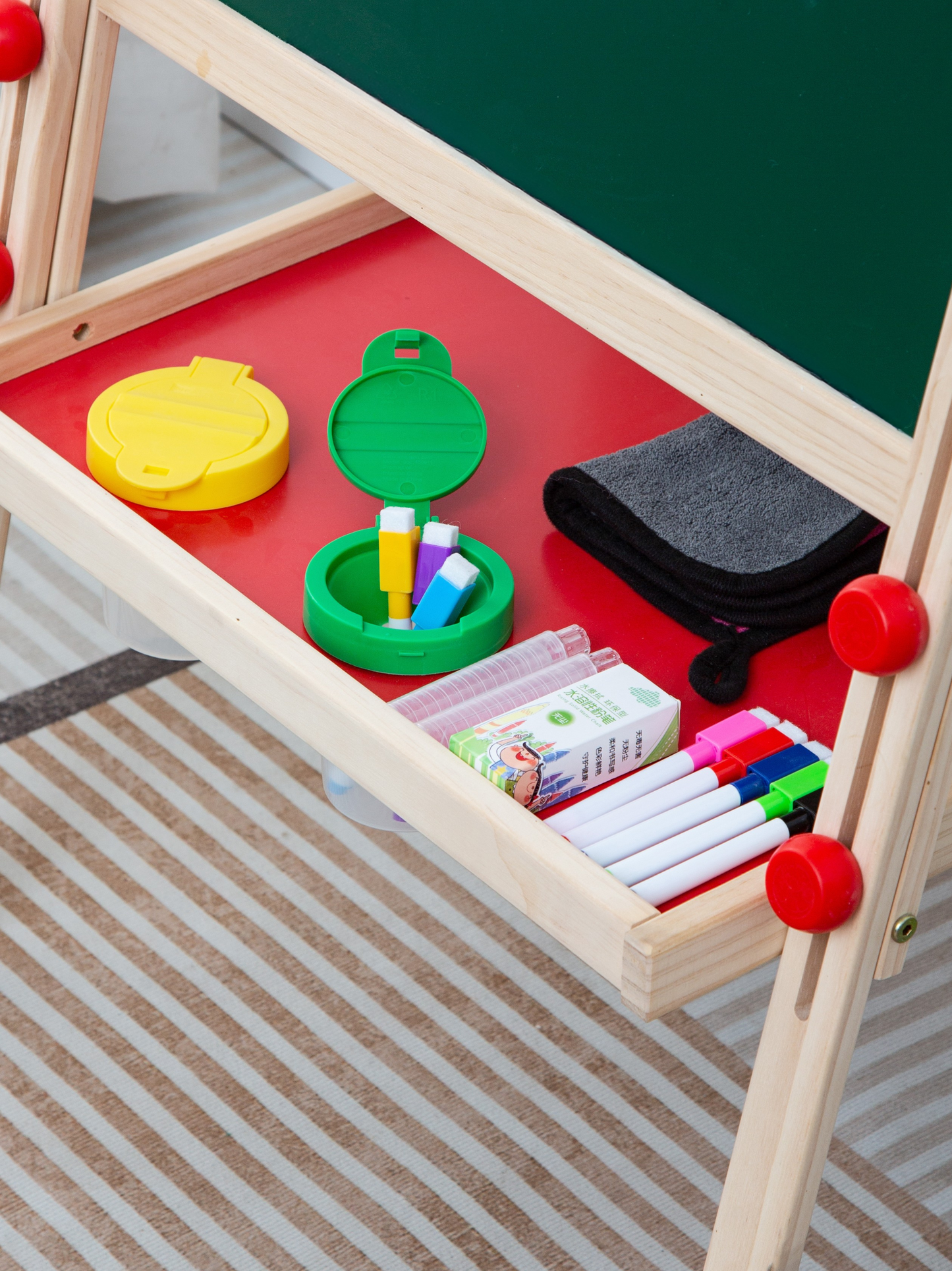 Houten kinderezel met krijtbord en whiteboard