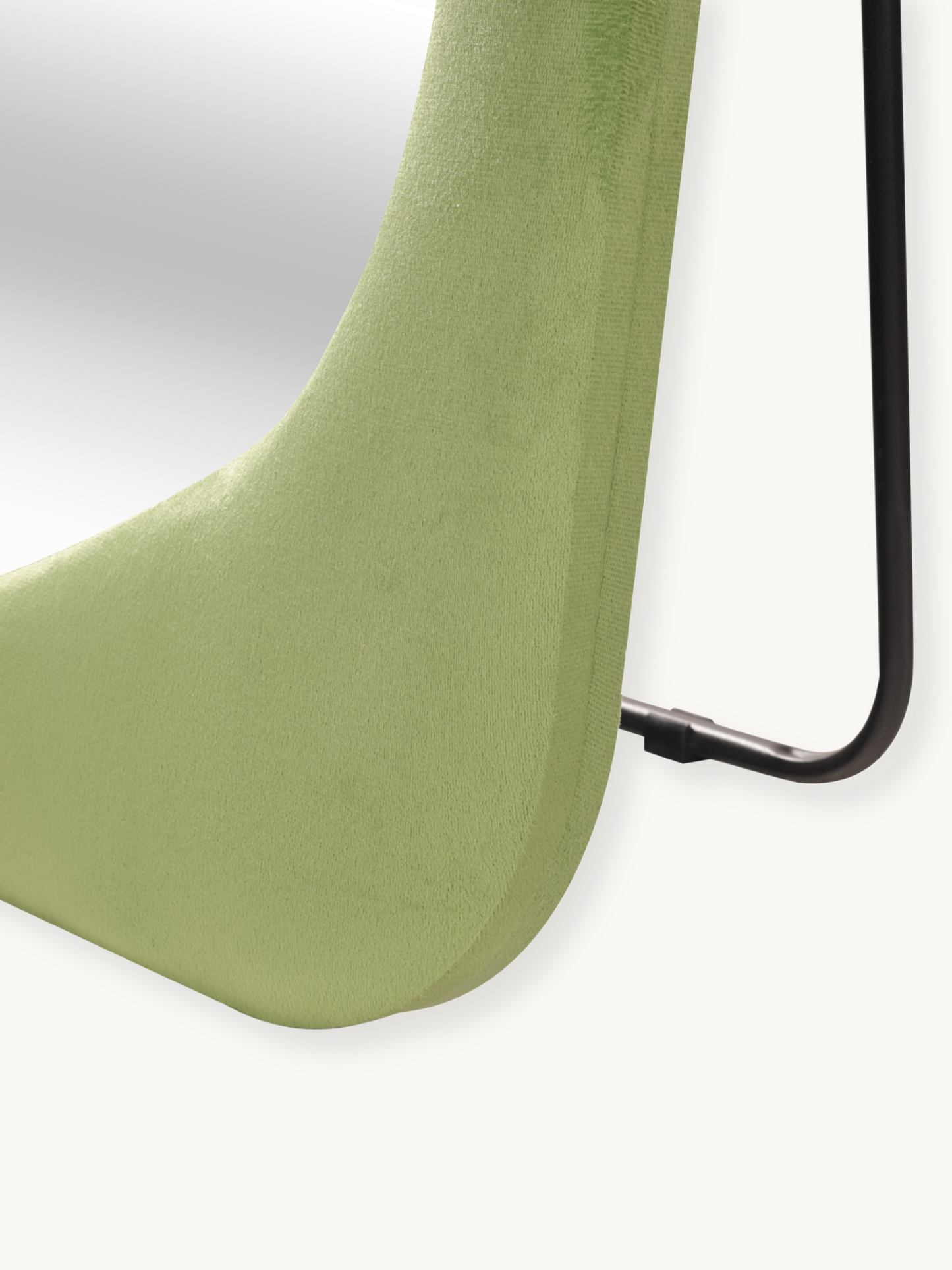 Miroir sur pied asymétrique Felis avec revêtement en velours suédé