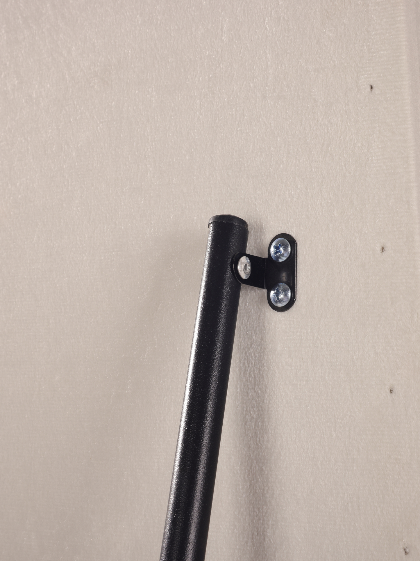 Asymmetrischer Standspiegel Felis mit Wildleder-Samt-Polsterung