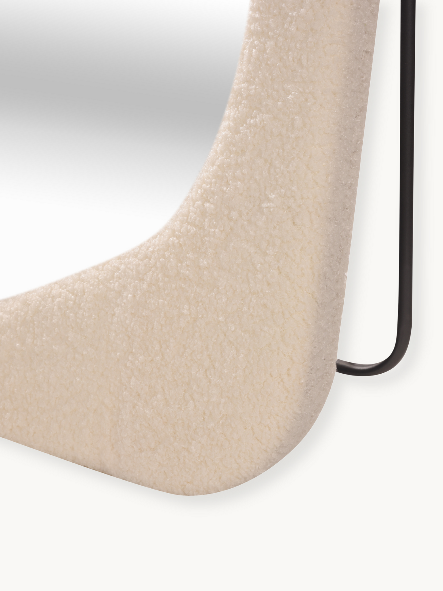Miroir sur pied asymétrique Felis avec revêtement en tissu teddy