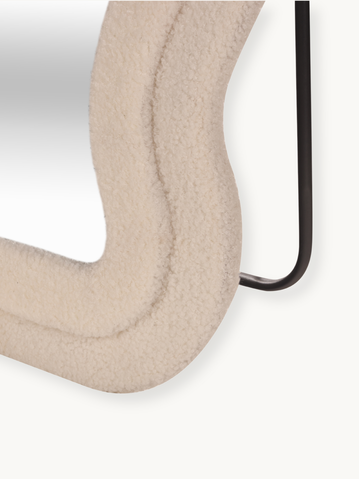 Miroir sur pied ondulé Clara avec revêtement en tissu Teddy