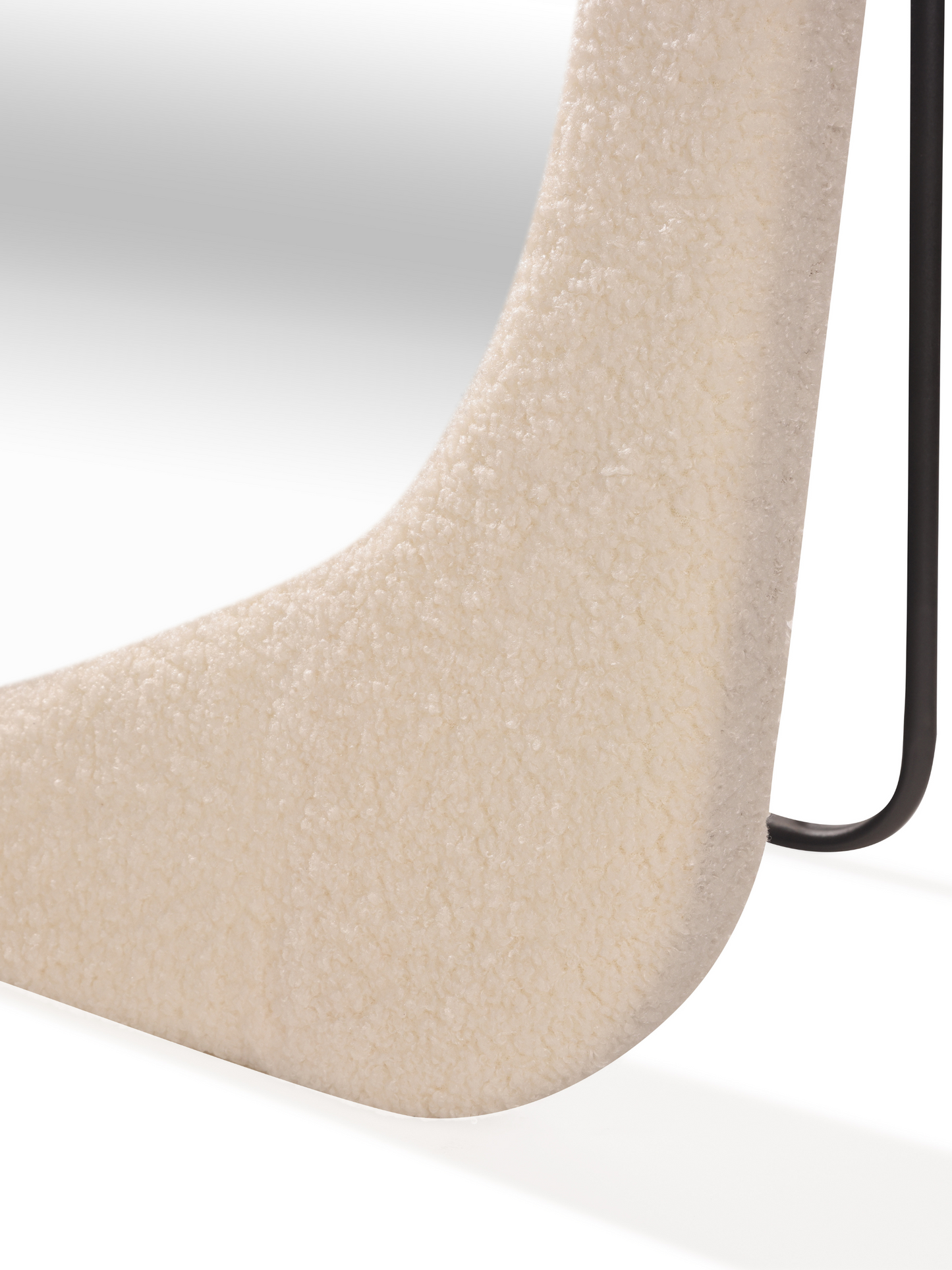Asymmetrische met teddy beklede staande spiegel Felis