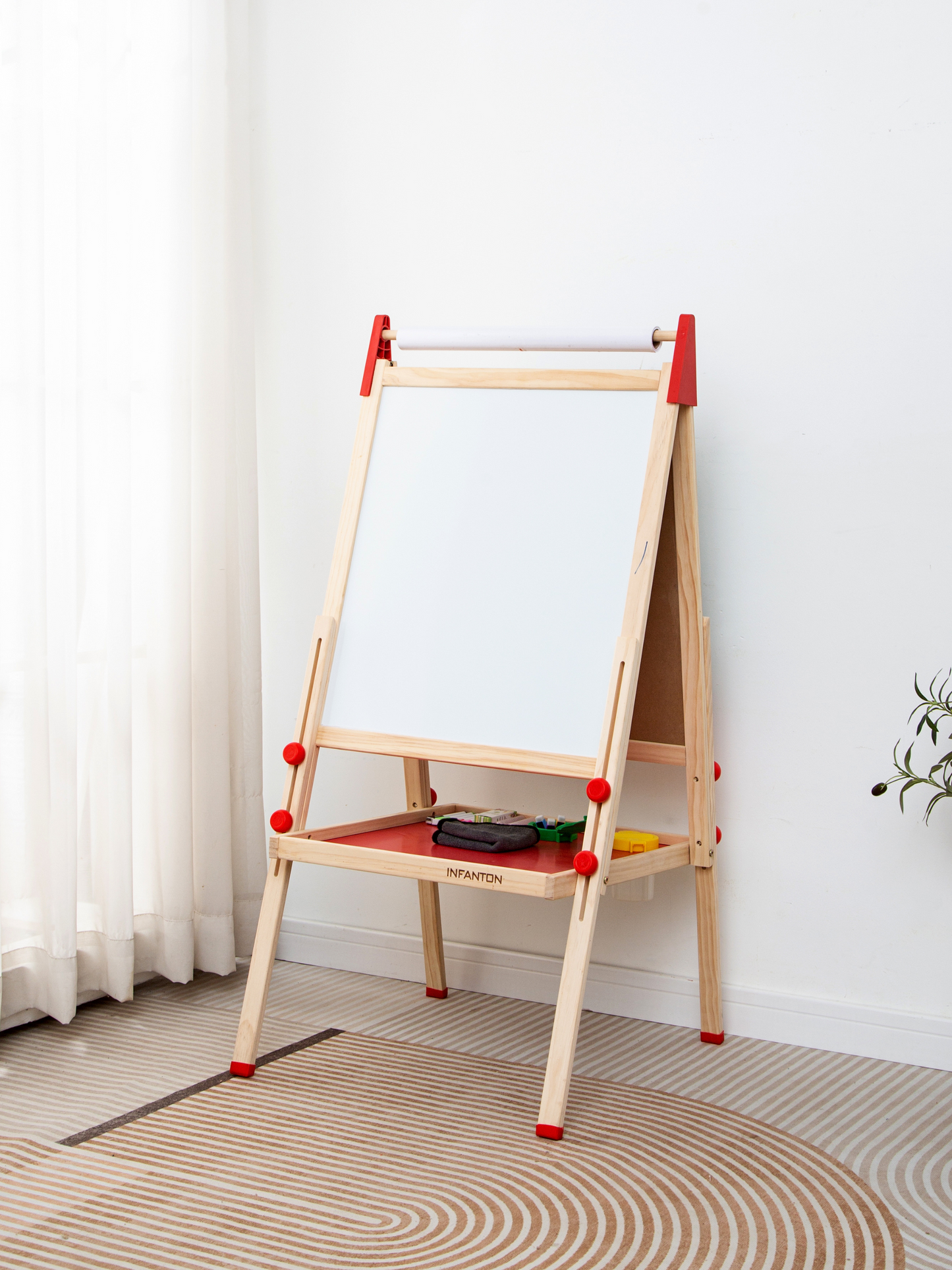 Houten kinderezel met krijtbord en whiteboard