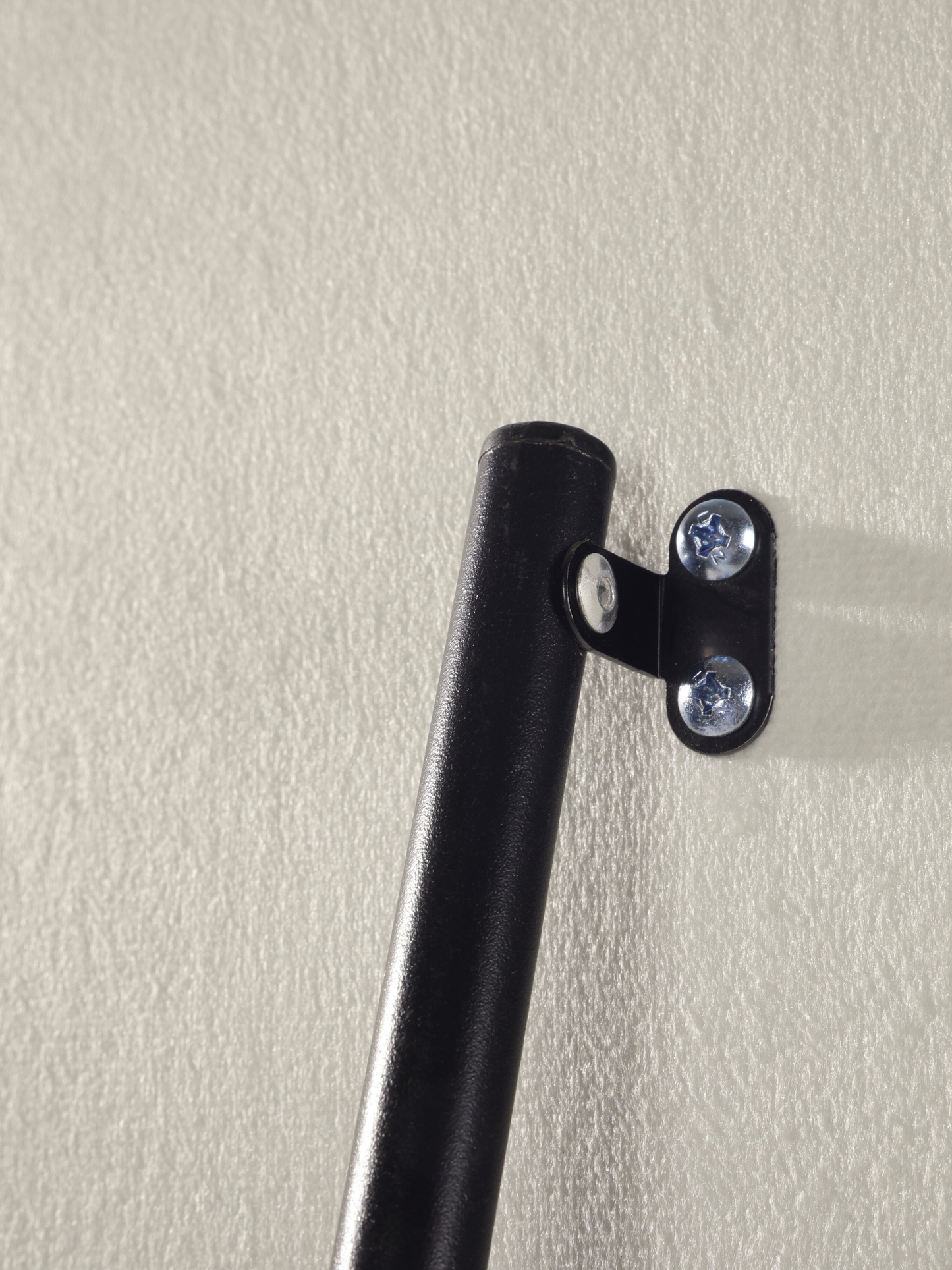 Miroir sur pied asymétrique Seraphina avec revêtement en velours suédé