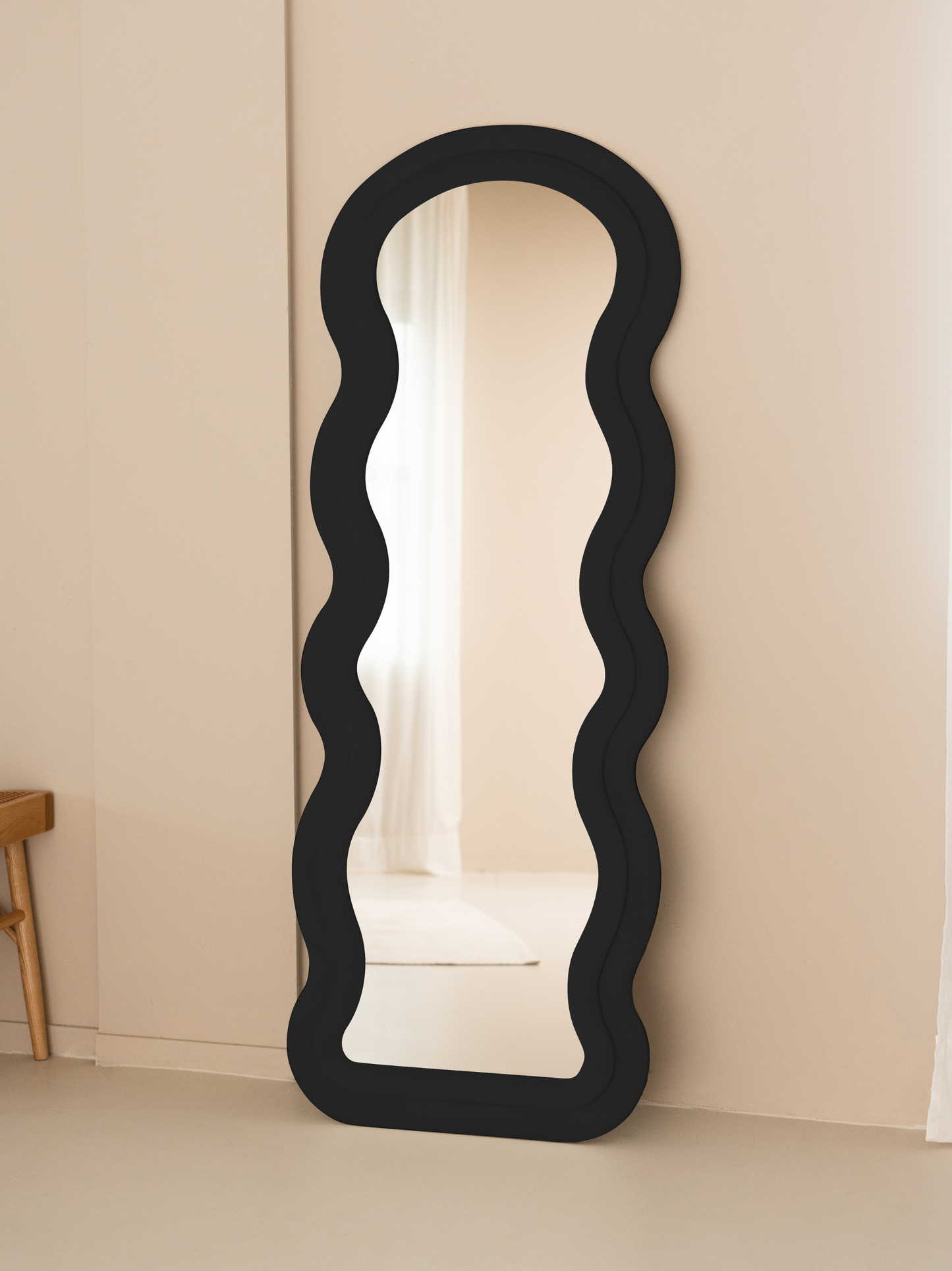 Miroir sur pied en velours suédé de forme ondulée Clara