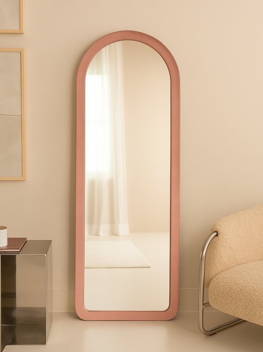 Miroir ovale sur pied Cleo avec revêtement en velours suédé