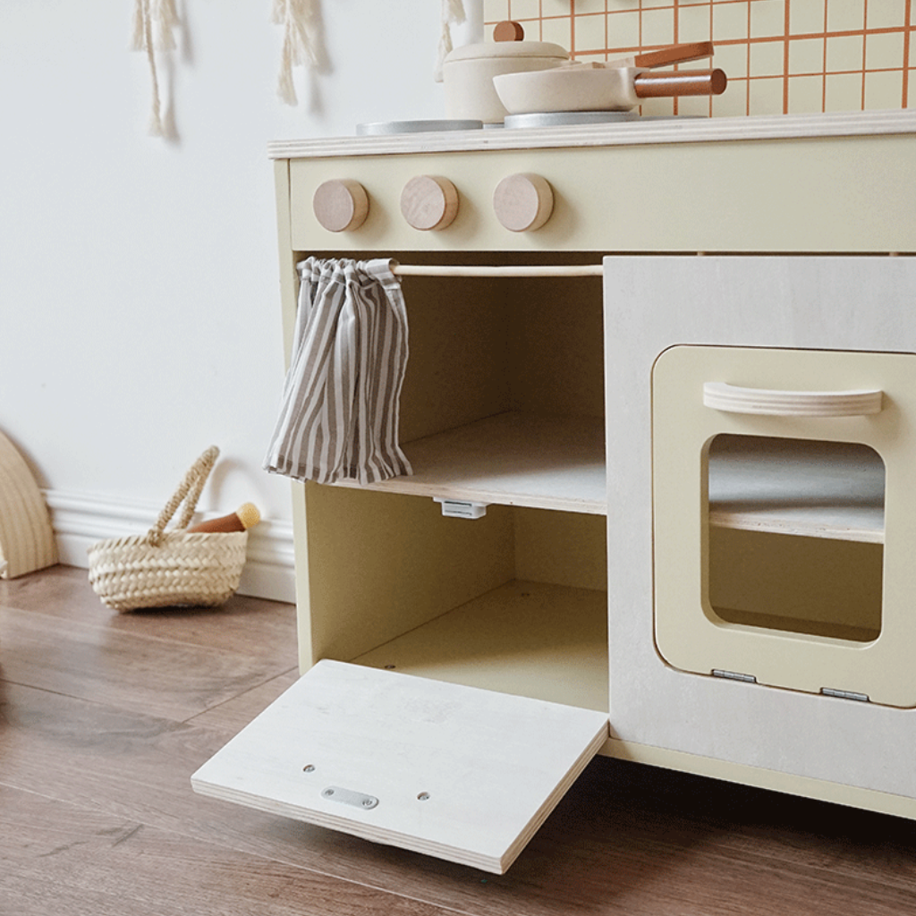 Cocina de juguete de madera para niños.