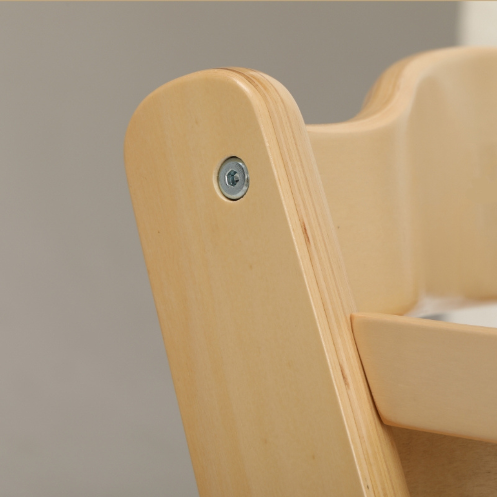Dřevěná jídelní židlička s jídelním podnosem a polštářem