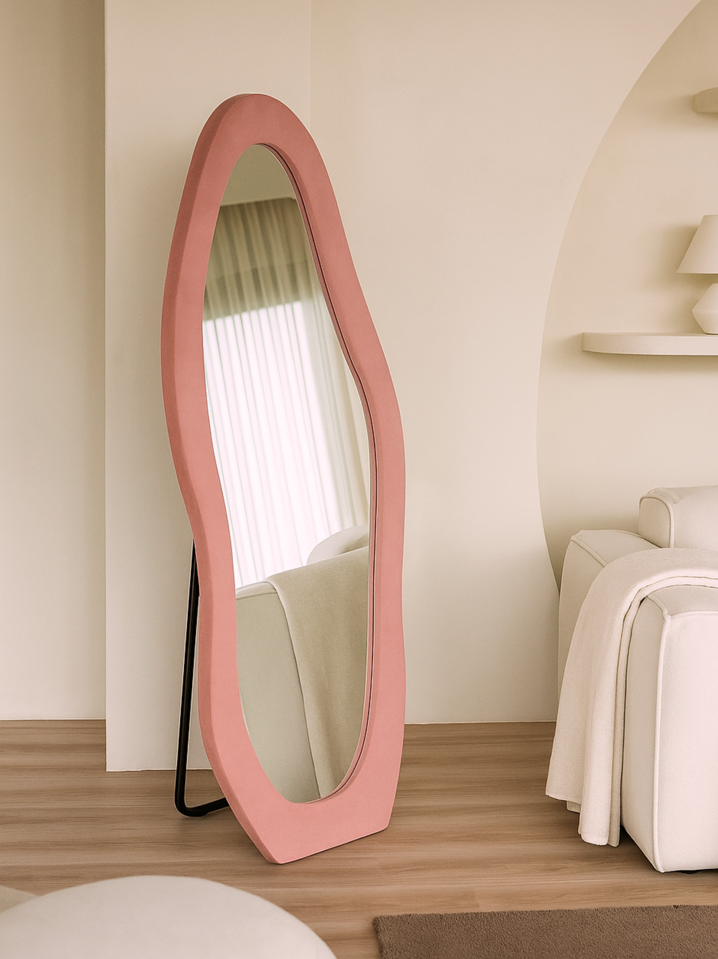 Miroir sur pied asymétrique tapissé en velours suédé Seraphina