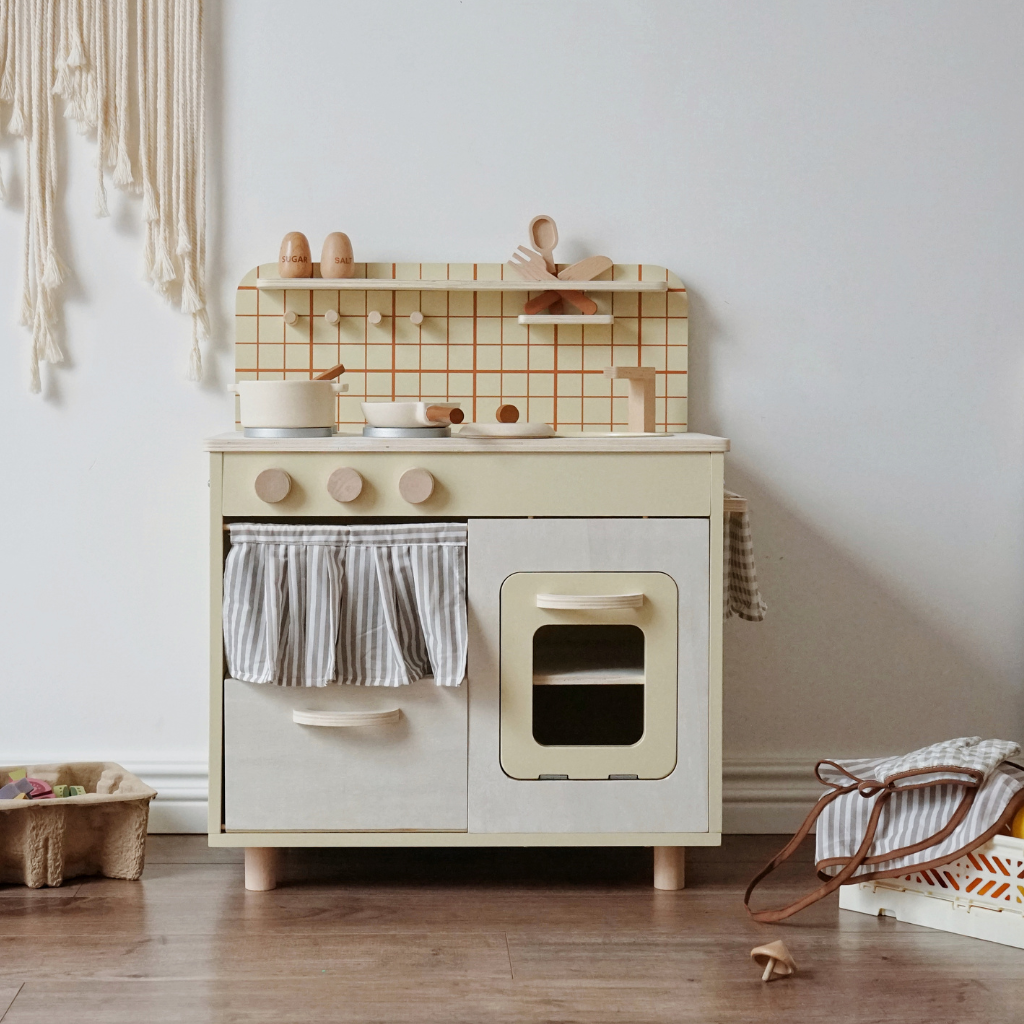 Cocina de juguete de madera para niños.