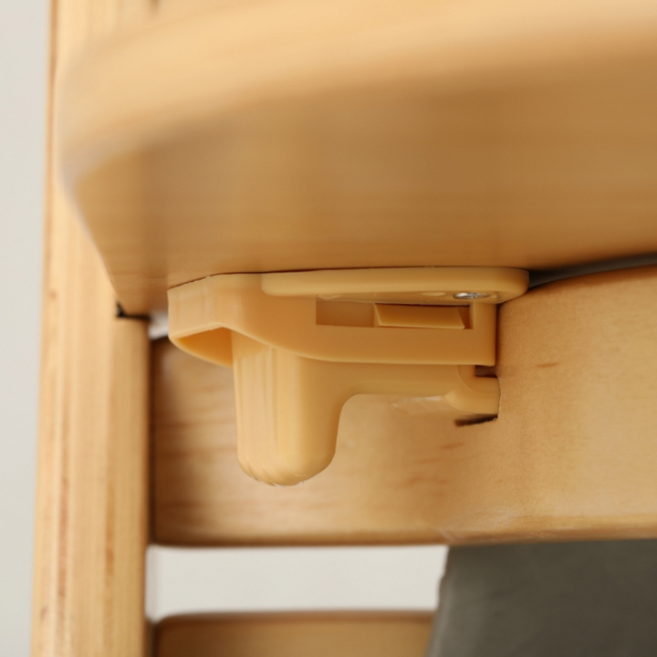 Dřevěná jídelní židlička s jídelním podnosem a polštářem