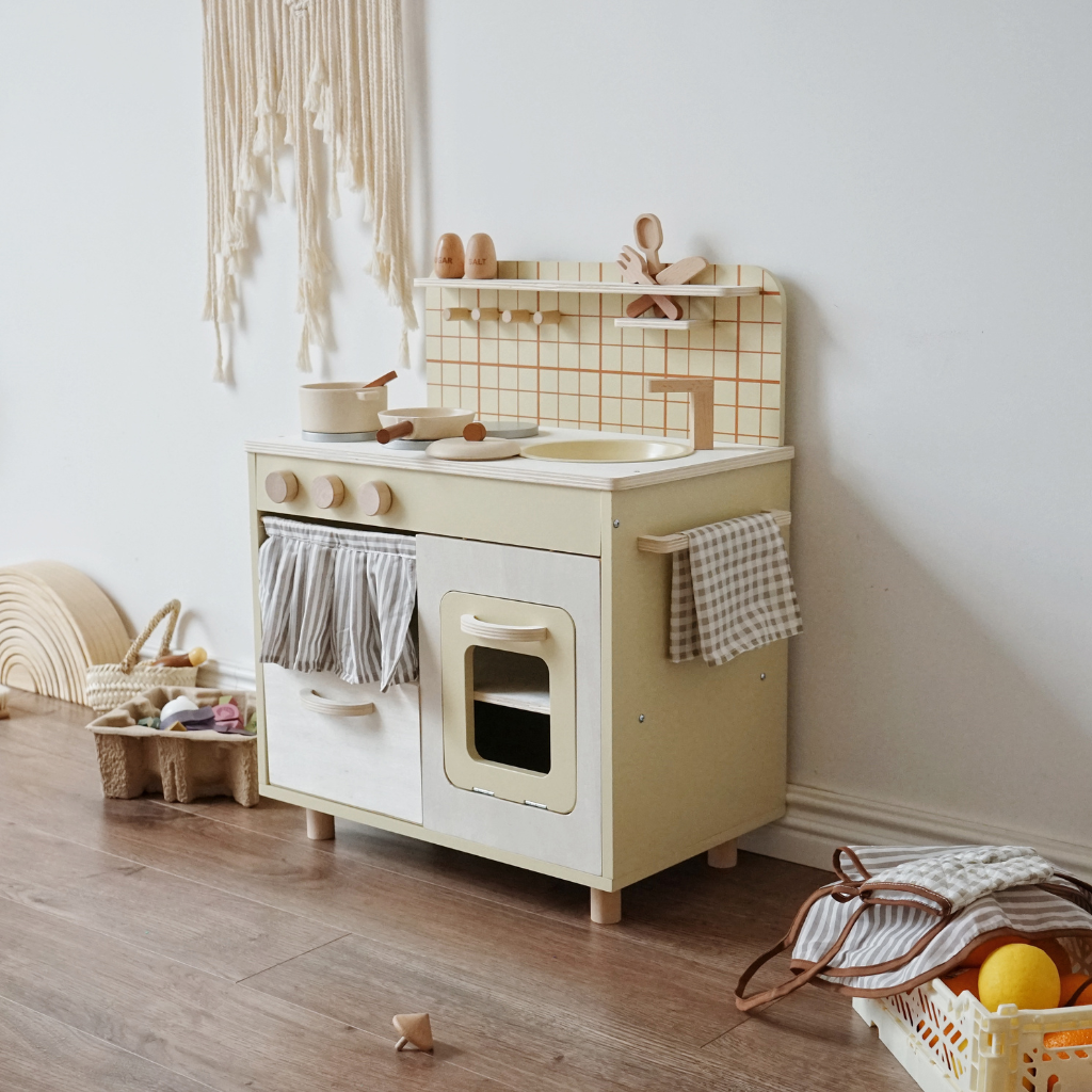 Cocina de juguete de madera para niños.