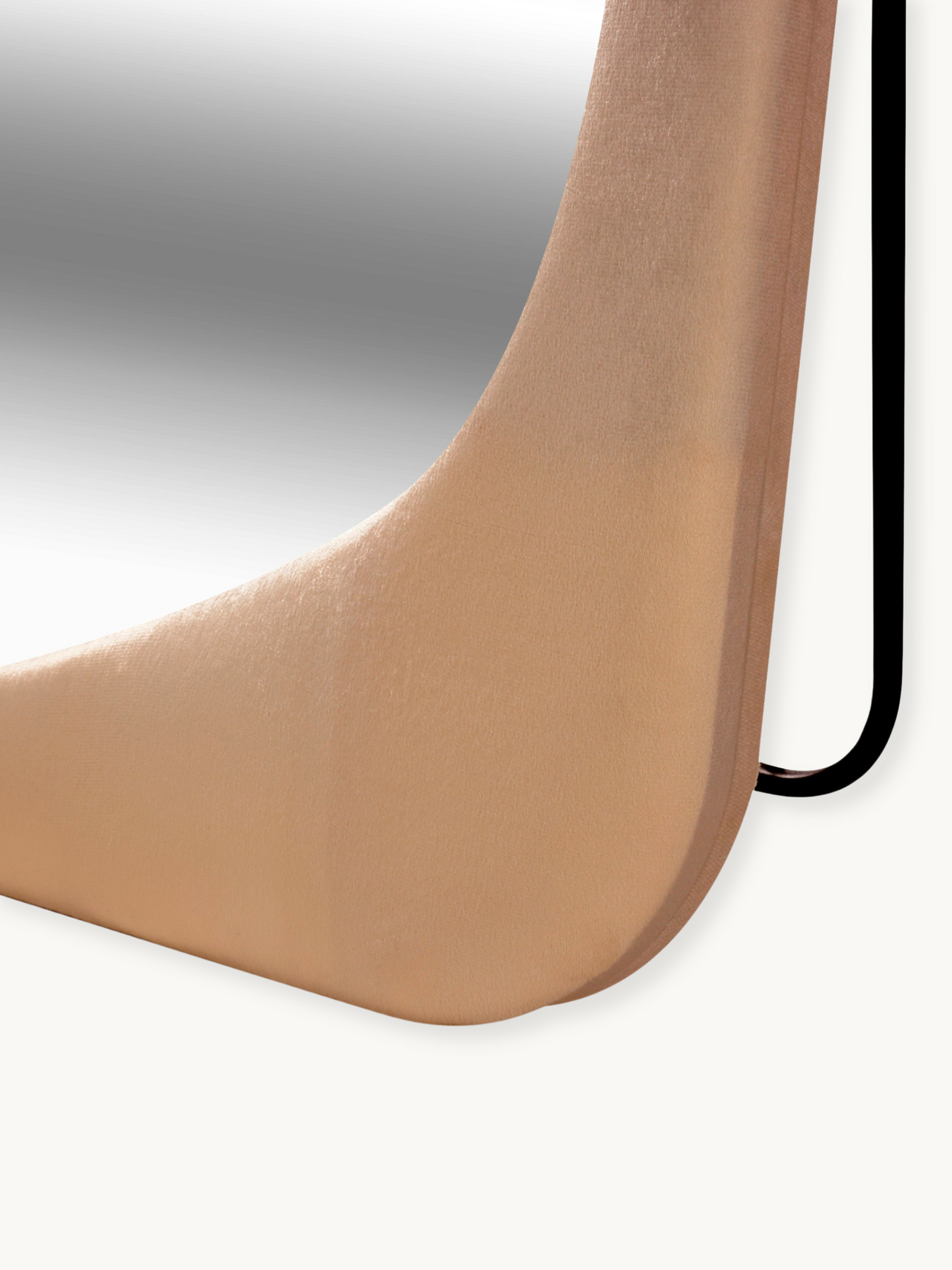 Asymmetrischer Standspiegel Felis mit Wildleder-Samt-Polsterung