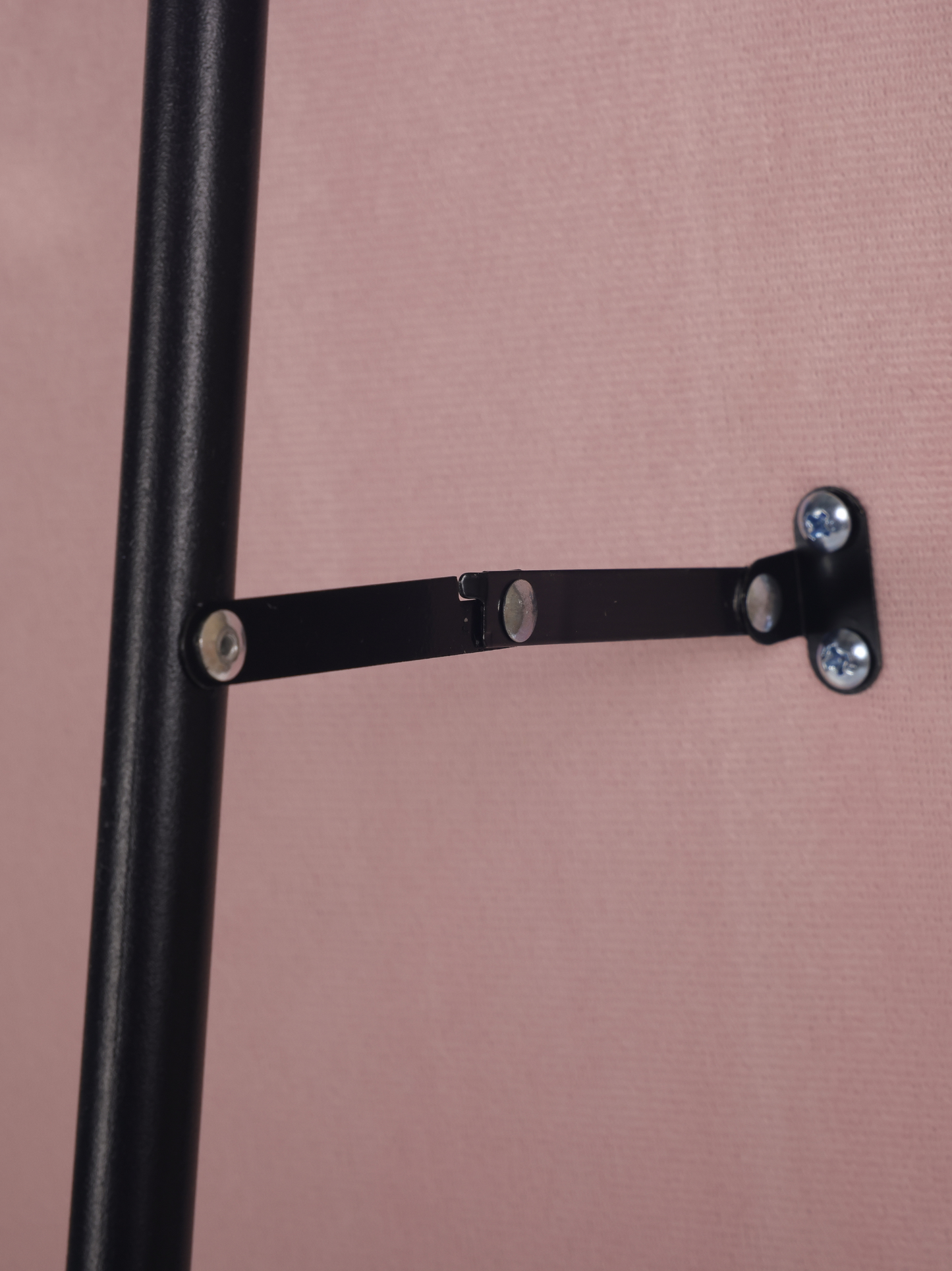 Miroir sur pied asymétrique tapissé en velours suédé Seraphina