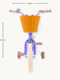 Front view of dark blue children's bike with wicker basket, brown grips, training wheels, and dimension annotations: 50 cm…