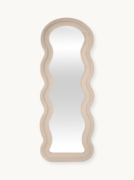 Miroir sur pied ondulé Clara avec revêtement en tissu Teddy