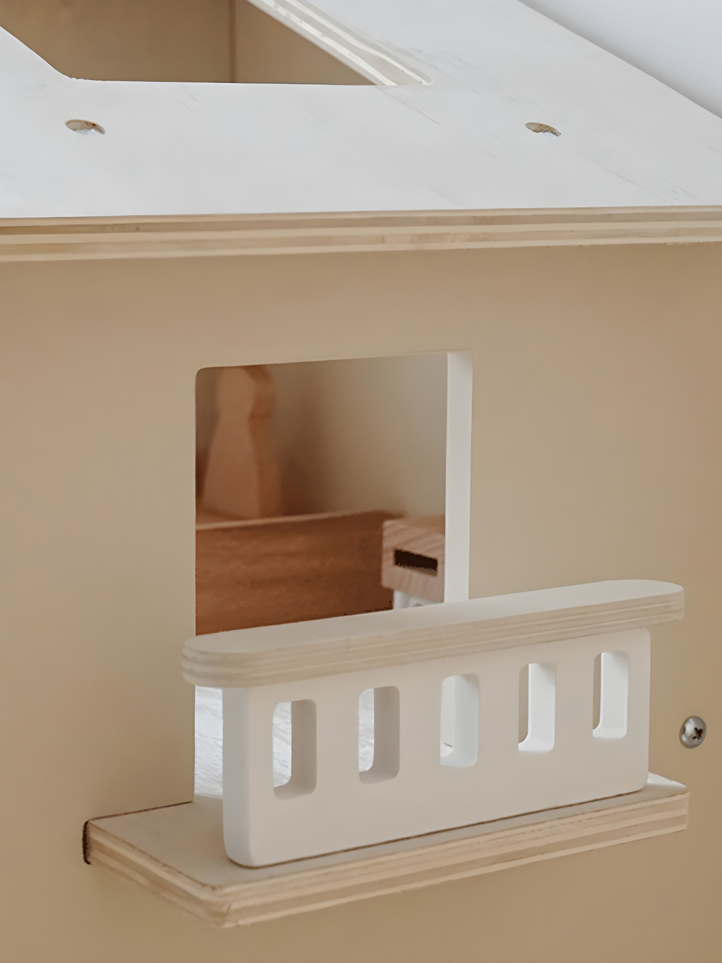 Houten poppenhuis met meubilair