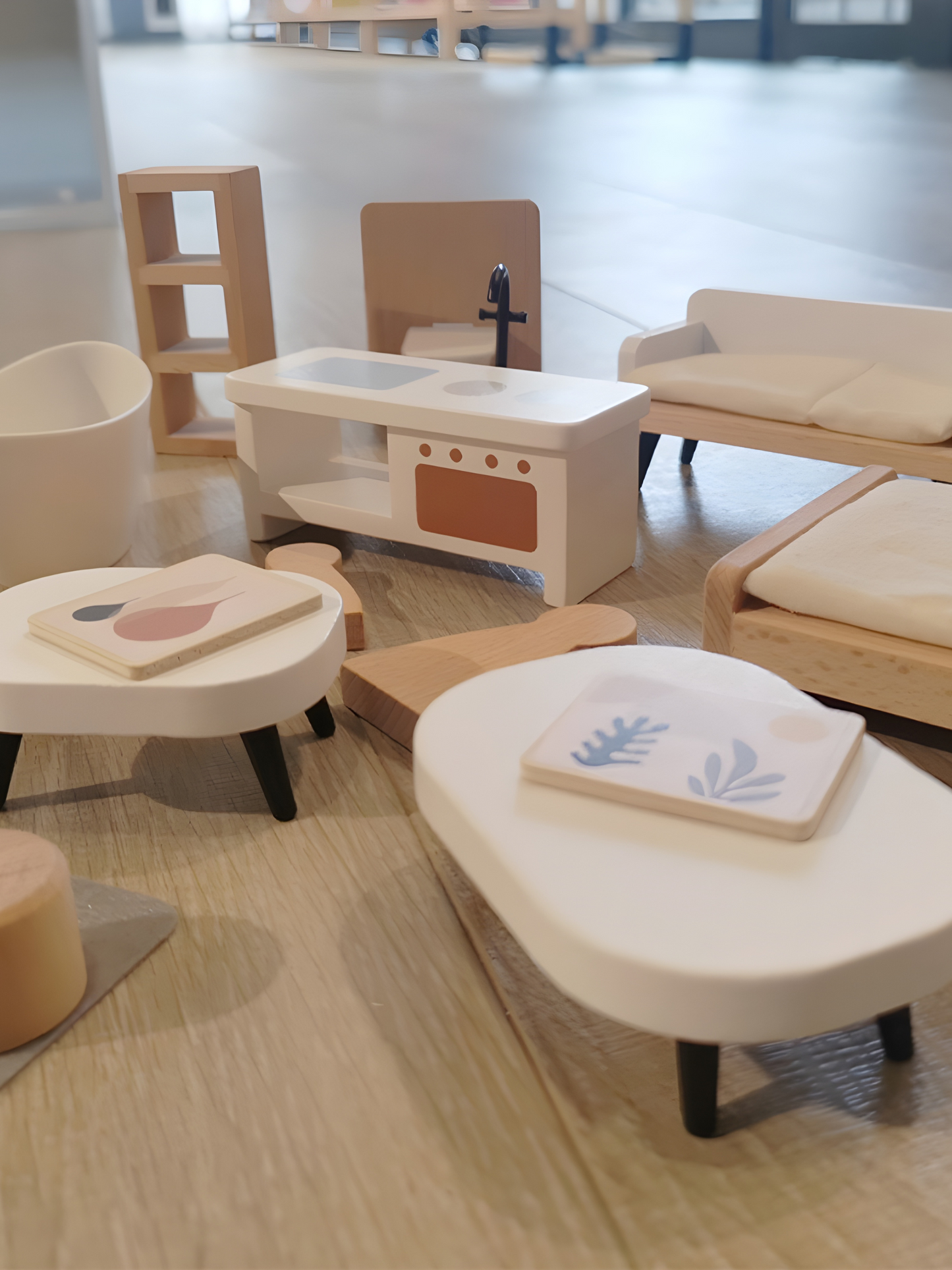 Houten poppenhuis met meubilair