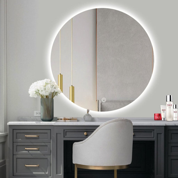 Espejo de baño redondo con iluminación.