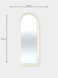 Miroir ovale sur pied Cleo avec revêtement en tissu Teddy